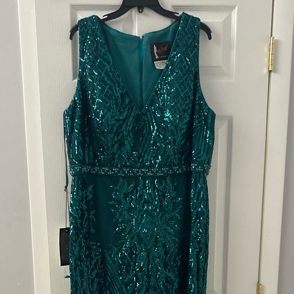 Mac Duggal Fabulouss Sequined Sleeveless Trumpet Gown Size:22 W - Picture 5 of 13